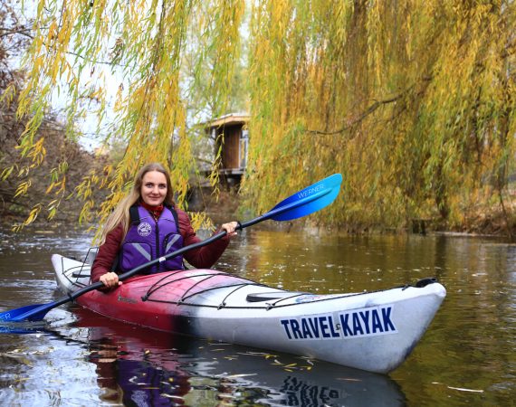 Осенний каякинг. Девушка с веслом werner camano. Одноместный каяк perception expression 15. Лайт поход Travel Kayak.
